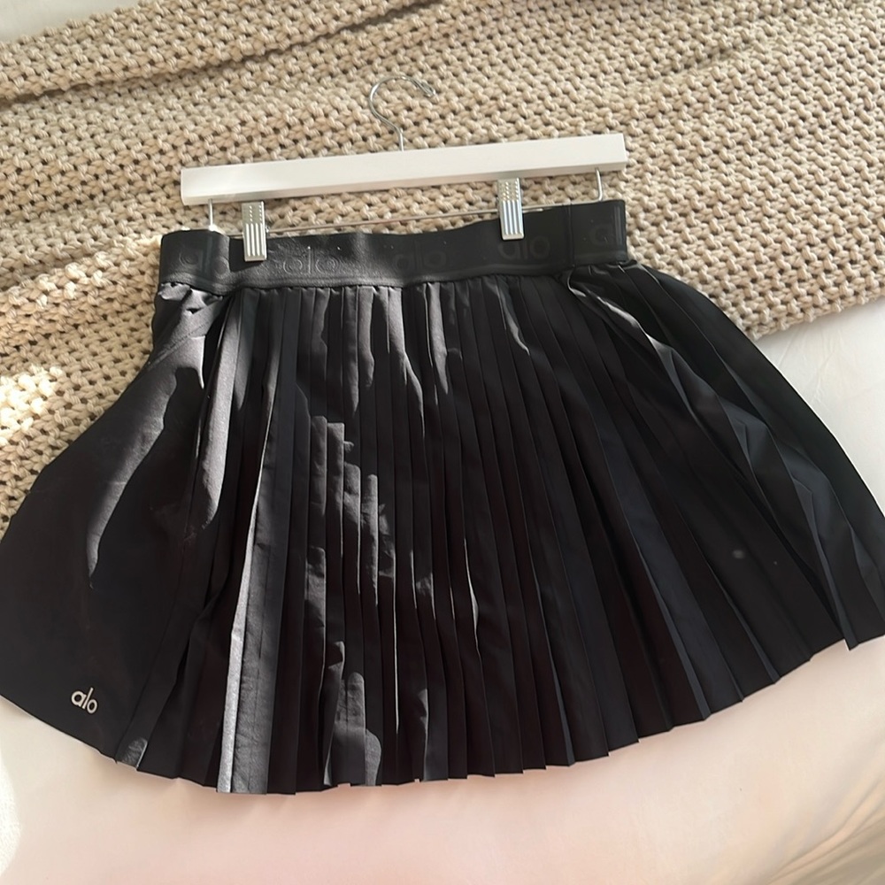 ALO TENNIS SKIRT LIGHTLY WORN WITH BUILT IN SHORT & POCKET